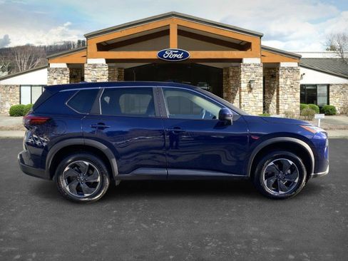 Used 2024 Nissan Rogue SV image 4