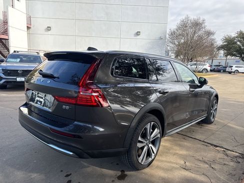 Used 2025 Volvo V60 B5 Cross Country Plus image 5