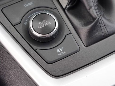 Used 2025 Toyota RAV4 XLE image 32