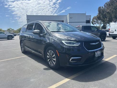 Used 2023 Chrysler Pacifica Limited FWD image 2