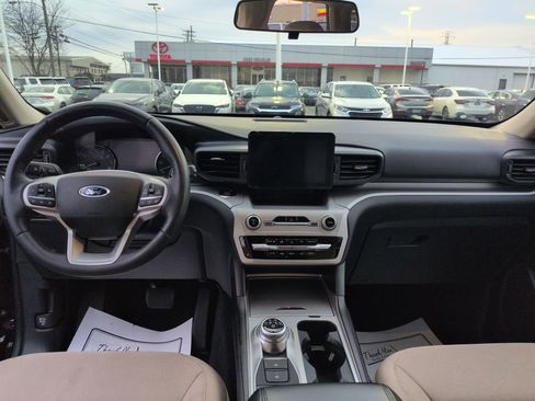 Used 2020 Ford Explorer XLT w/ Comfort Package image 12