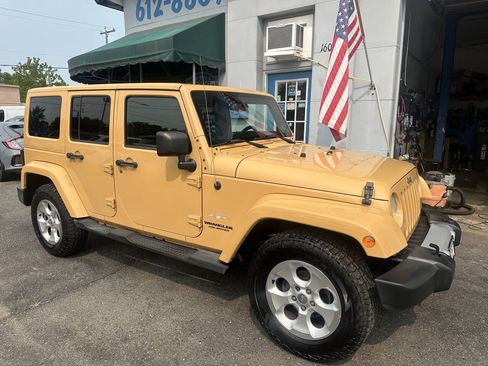 Used 2013 Jeep Wrangler Unlimited Sahara w/ Dual Top Group AWD/4WD image 4