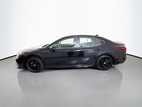 Used 2025 Toyota Camry SE image 4