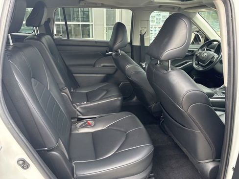 Used 2023 Toyota Highlander XLE AWD/4WD image 31