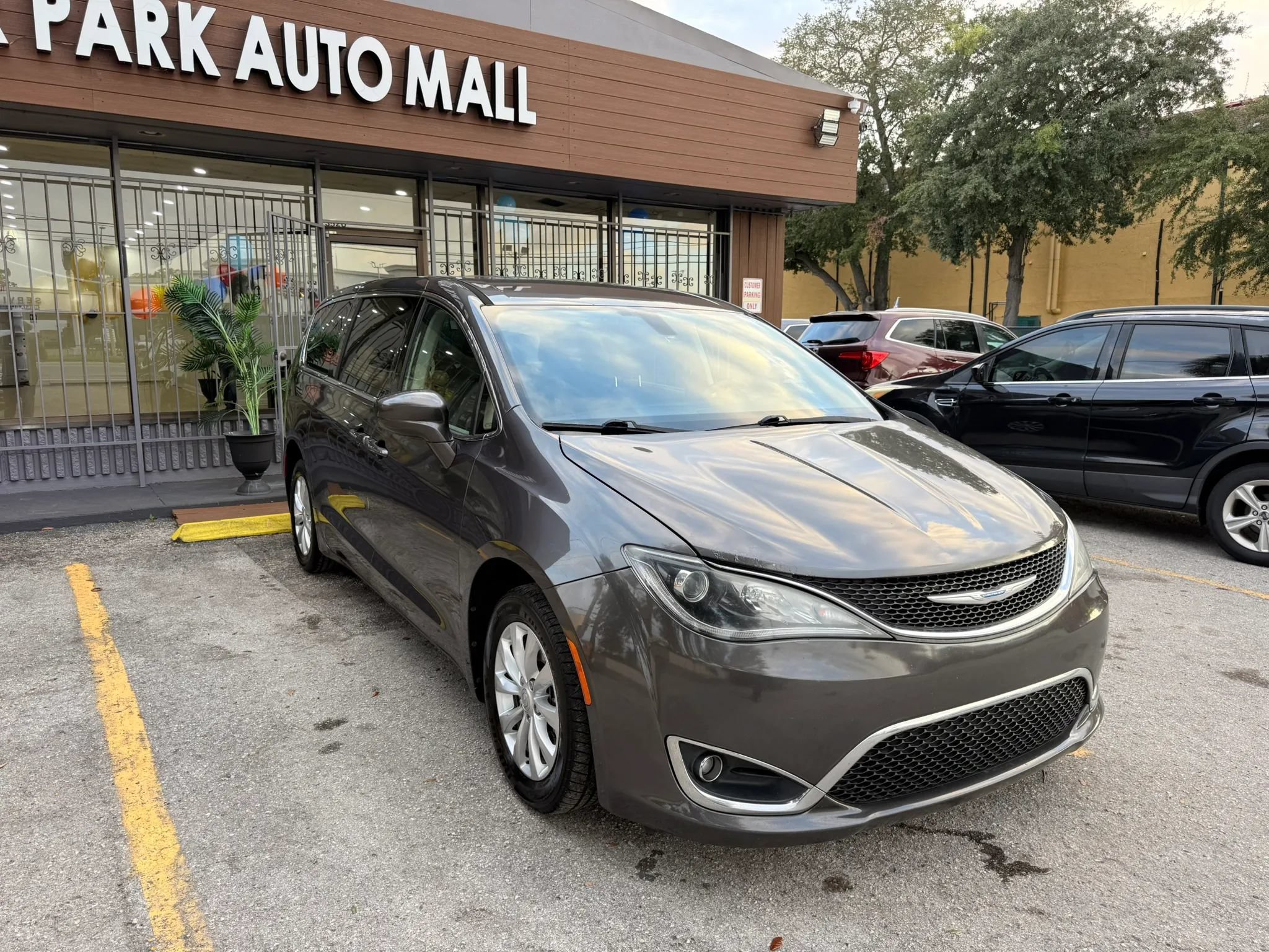 Used 2018 Chrysler Pacifica Touring Plus FWD image 3