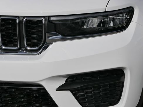 Used 2025 Jeep Grand Cherokee Laredo X image 8