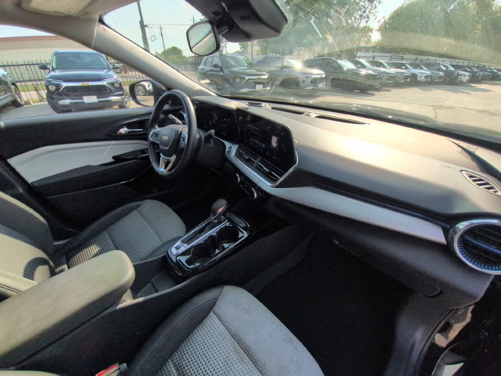 Used 2025 Chevrolet Trax LT w/ LT Convenience Package FWD image 31