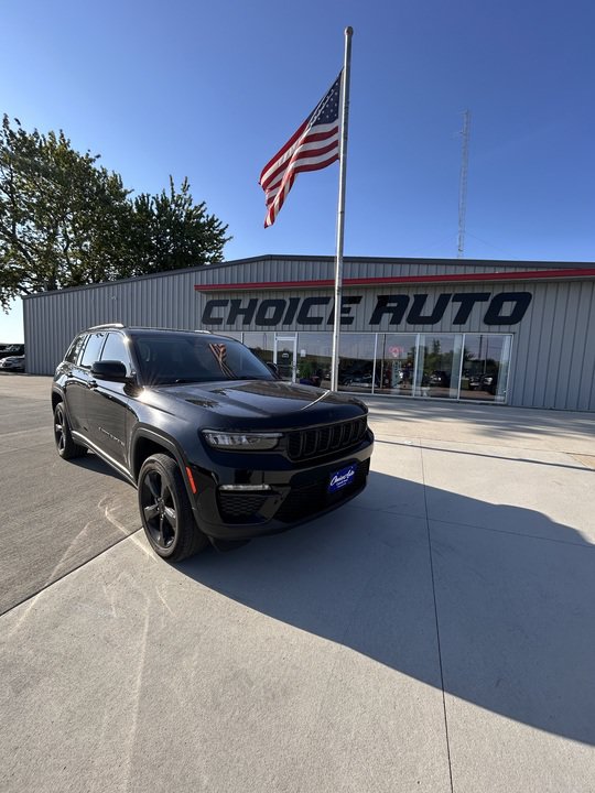 Used 2023 Jeep Grand Cherokee Limited w/ Black Appearance Package AWD/4WD image 1
