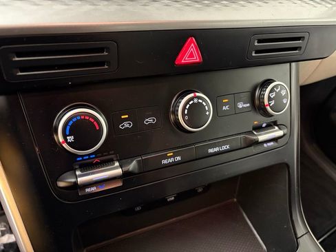 Used 2022 Kia Carnival LX image 28