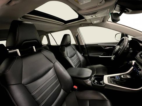 Used 2021 Toyota RAV4 XLE Premium image 27