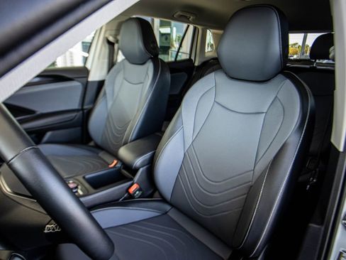 Certified 2025 Volkswagen Tiguan SE image 27