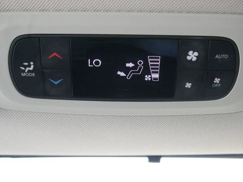 Used 2023 Chrysler Pacifica Touring-L image 17