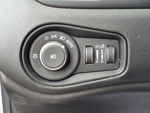 Used 2017 Jeep Renegade Latitude w/ Cold Weather Group AWD/4WD image 15