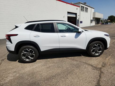 Used 2025 Chevrolet Trax LT FWD image 12