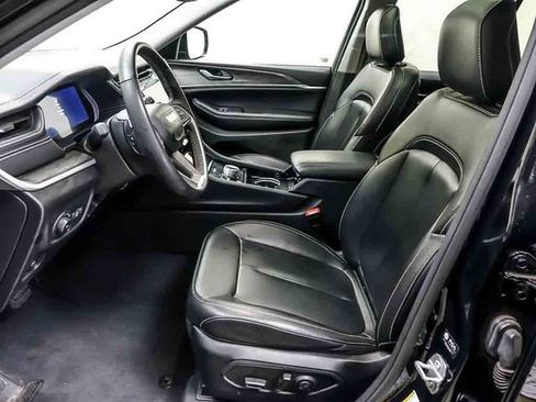 Used 2023 Jeep Grand Cherokee Limited w/ Black Appearance Package AWD/4WD image 8
