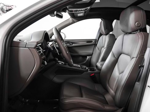 Certified 2025 Porsche Macan image 5