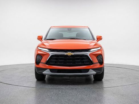 Used 2025 Chevrolet Blazer LT FWD image 2