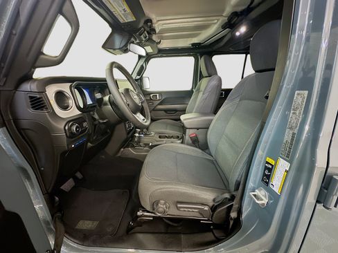 Used 2025 Jeep Wrangler Sahara image 13