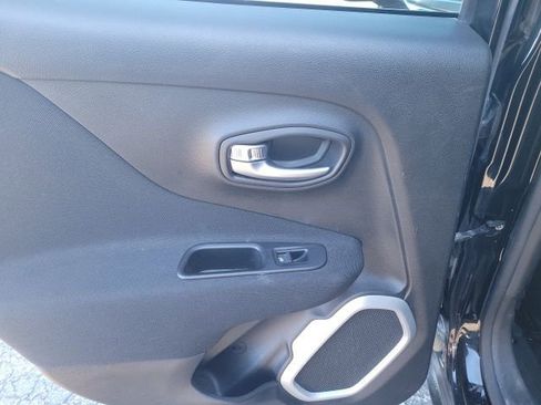 Used 2018 Jeep Renegade Latitude w/ Cold Weather Group image 27