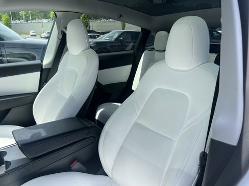 Used 2022 Tesla Model Y Performance image 16