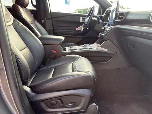 Used 2022 Ford Explorer Platinum w/ Equipment Group 601A AWD/4WD image 42