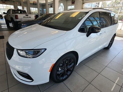 New 2025 Chrysler Pacifica Limited image 3