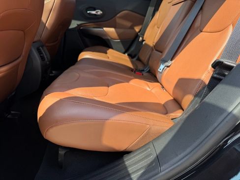 Used 2020 Jeep Cherokee Overland w/ Technology Group AWD/4WD image 8
