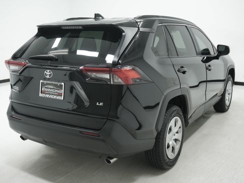 Used 2021 Toyota RAV4 LE FWD image 4