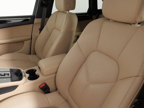 Used 2025 Porsche Macan image 36