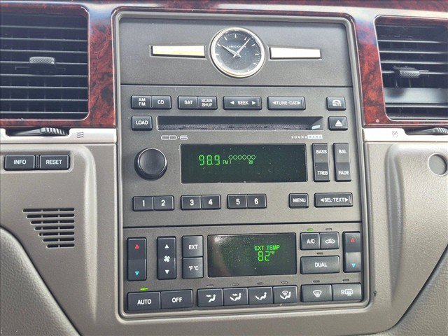 Used 2011 Lincoln Town Car Signature Limited RWD image 8
