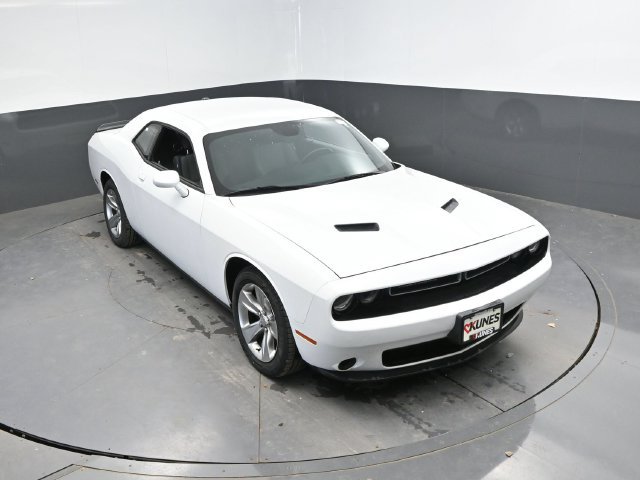 Used 2015 Dodge Challenger SXT RWD image 23