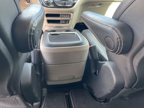 Used 2022 Chrysler Pacifica Touring-L image 19