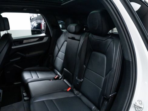 Used 2024 Porsche Cayenne AWD/4WD image 19