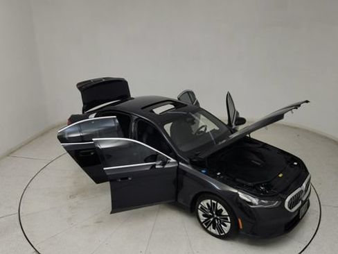 Used 2024 BMW i5 eDrive40i w/ M Sport Package RWD image 29