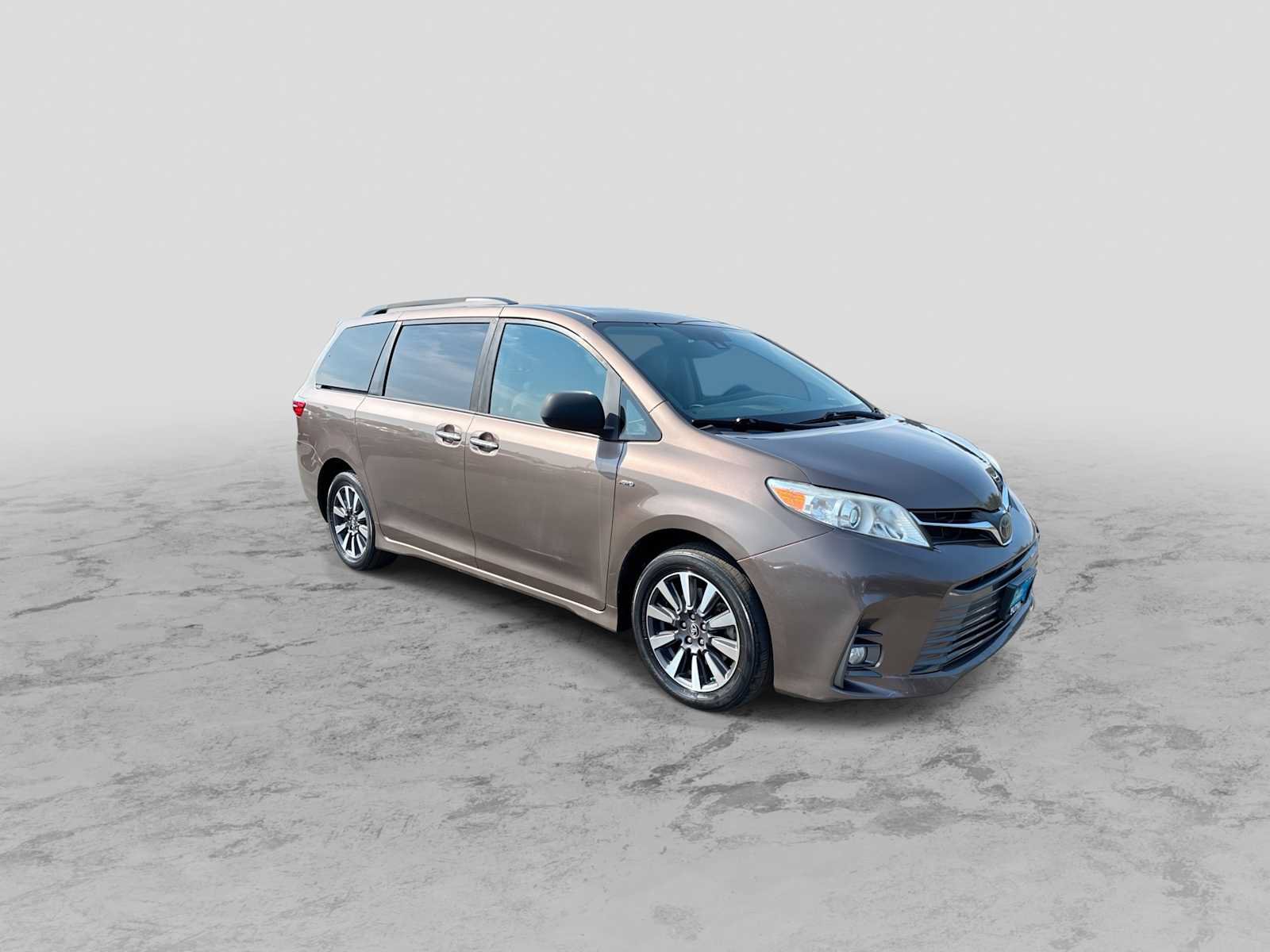 Used 2020 Toyota Sienna XLE w/ XLE Navigation Package AWD/4WD image 2