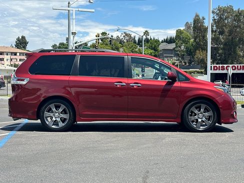 Used 2017 Toyota Sienna SE FWD image 6