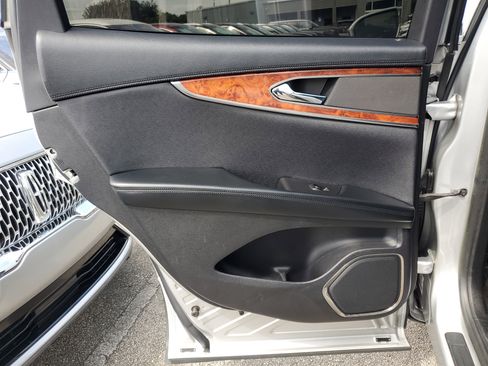 Used 2019 Lincoln Nautilus Select image 12