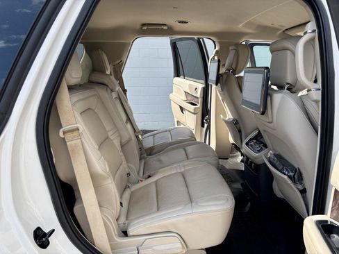 Used 2018 Lincoln Navigator Select AWD/4WD image 9