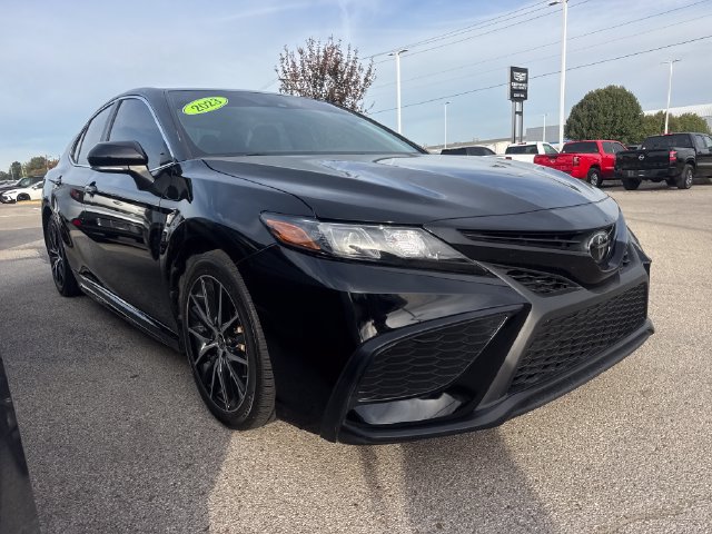 Used 2023 Toyota Camry SE FWD image 3