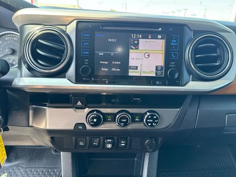 Used 2018 Toyota Tacoma SR5 RWD image 19