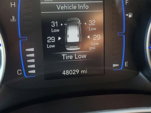 Used 2022 Chrysler Voyager LX image 24