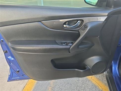 Used 2020 Nissan Rogue SV image 12