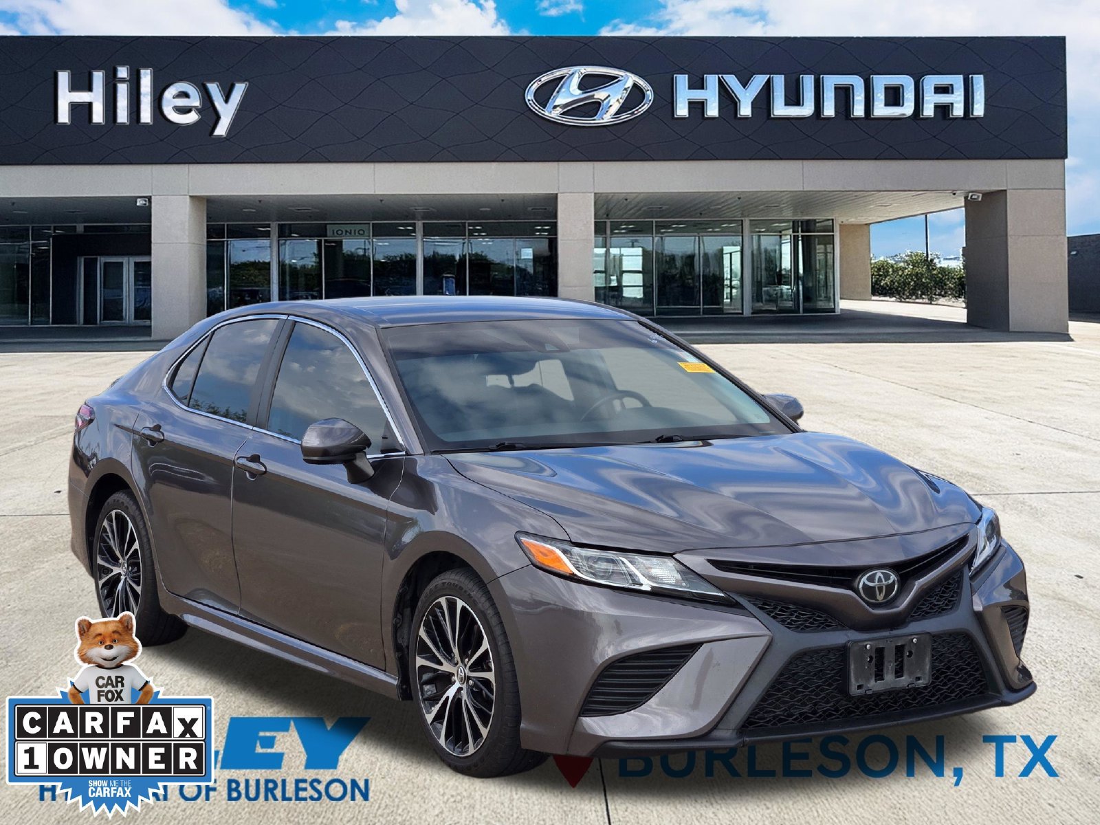 Used 2019 Toyota Camry SE FWD image 2