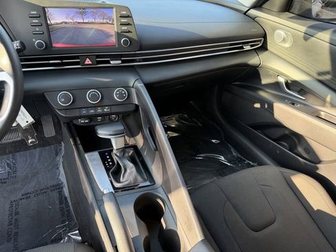 Used 2022 Hyundai Elantra SE image 14