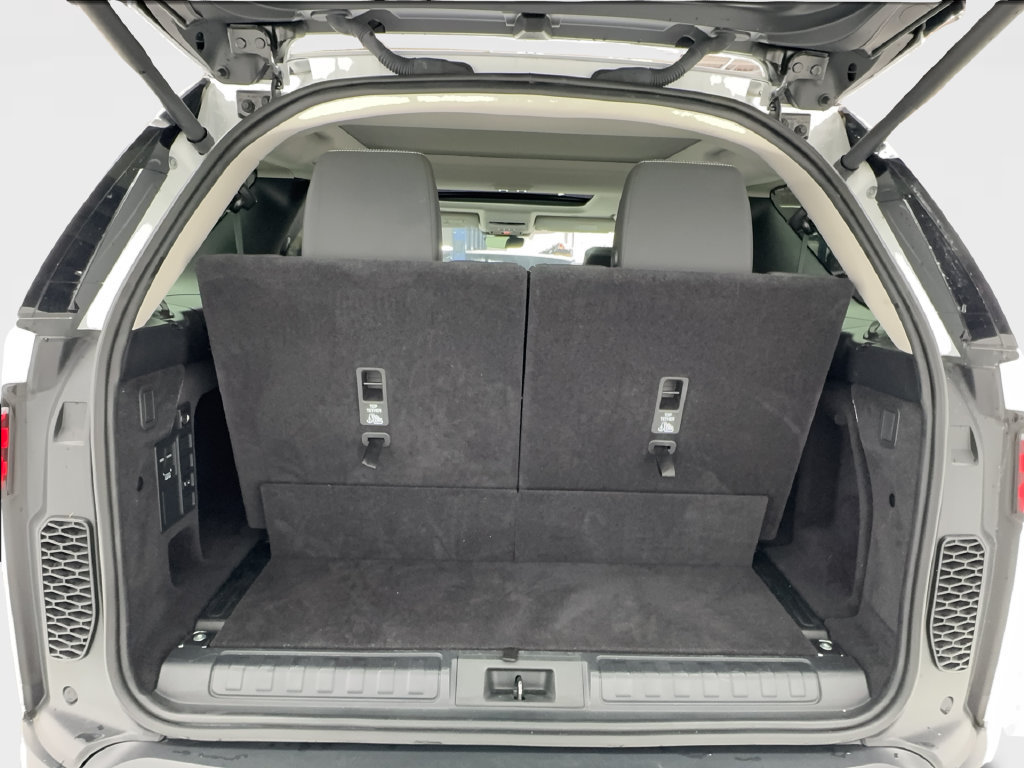 Used 2023 Land Rover Discovery S AWD/4WD image 19