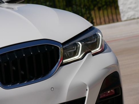 Used 2019 BMW 330i Sedan w/ M Sport Package RWD image 10