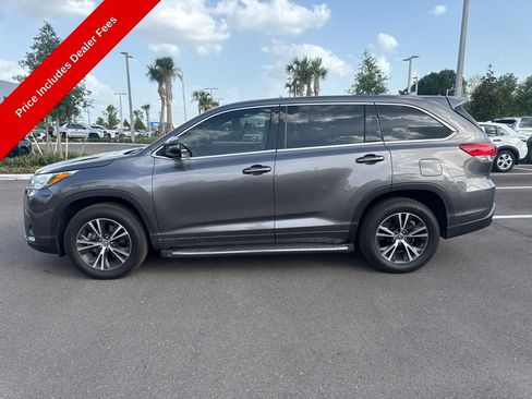Used 2018 Toyota Highlander Plus FWD image 2