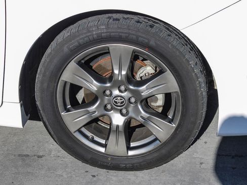 Used 2020 Toyota Sienna SE w/ Carpet Mat Package image 11