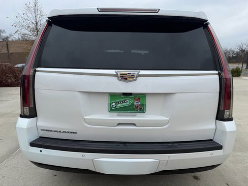 Used 2018 Cadillac Escalade Luxury image 5