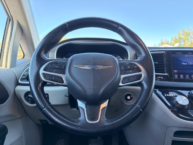 Used 2017 Chrysler Pacifica Touring-L FWD image 16